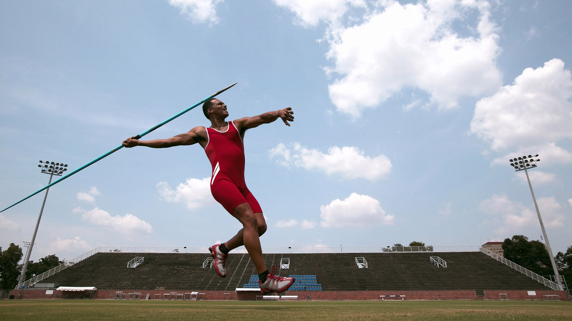 电竞产业迎来爆发式增长，全球赛事火热，中国战队再创佳绩
